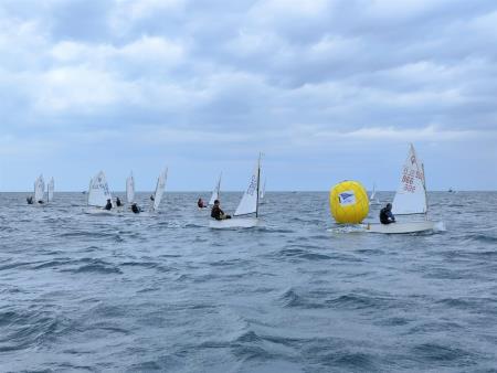 Foto 1_Mlade jadralce je v Piranskem zalivu pričakal močan jugo (Foto_Polona Zigo)